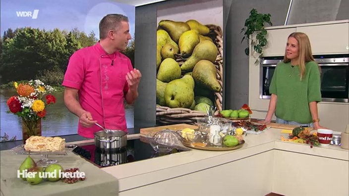 Aufnahme von Patissier Matthias Ludwigs und Sven Kroll beim Kochen.