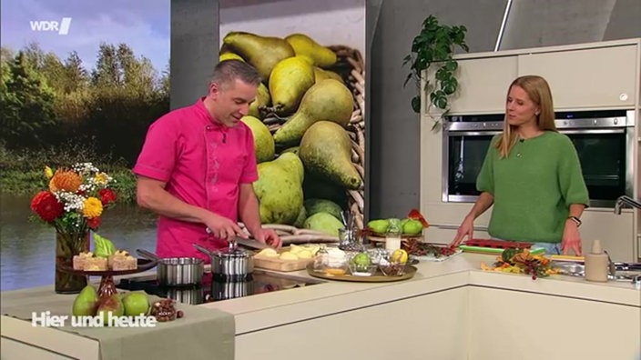Aufnahme von Patissier Matthias Ludwigs und Sven Kroll beim Kochen.