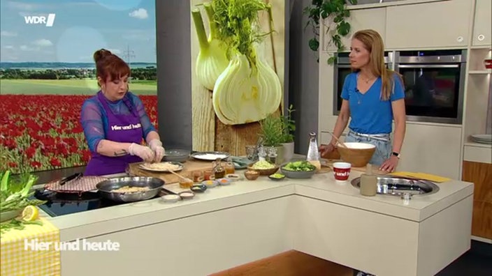 Julia Floß steht mit Moderatorin Miriam Lange an der Küchenzeile im Hier und Heute Stduio während sie kochen