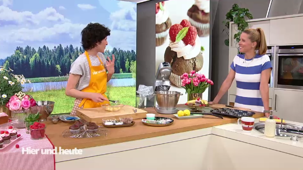 Aufnahme von Muttertag-Cupcakes mit Himbeeren darauf.