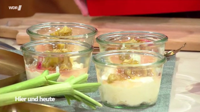 Aufnahme von Grießflammeri mit Zitronenverbene und Rhabarberkompott.