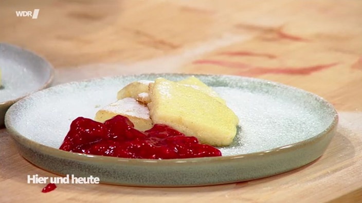 Aufnahme von Vanille-Grießschnitten mit Himbeer-Rosmarin-Kompott.