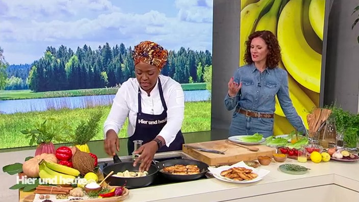 Köchin Carol Mühlenbrock und Anne Willmes in der Hier und heute-Küche
