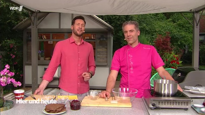 Aufnahme von Sven Kroll und Matthias Ludwigs beim Kochen.
