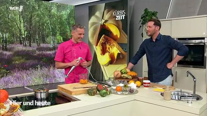 Aufnahme von Patissier Matthias Ludwigs und Sven Kroll beim Kochen.