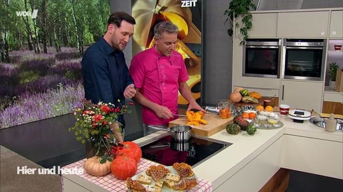 Aufnahme von Patissier Matthias Ludwigs und Sven Kroll beim Kochen.