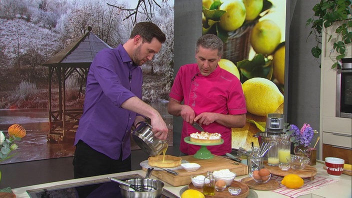 Patissier Matthias Ludwigs und Sven Kroll bereiten Lemon-Meringue-Pie zu