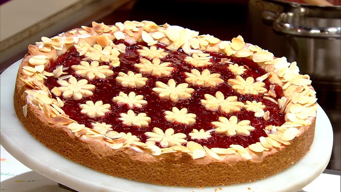 Aufnahme von Frühlings-Linzer-Torte mit Erdbeer-Rhabarber-Konfitüre.