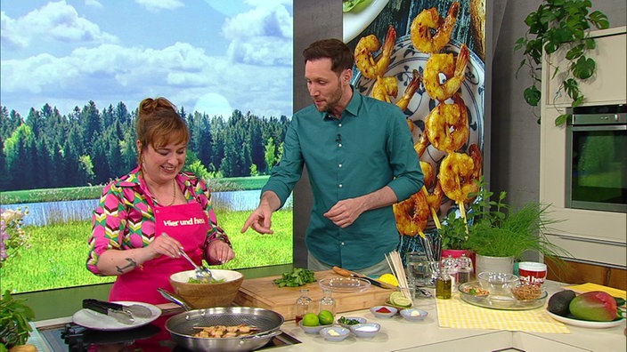 Julia Floß und Sven Kroll bereiten Fruchtiger Mango-Salat mit gegrillten Garnelen zu
