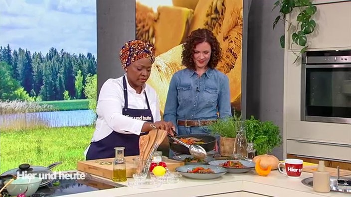 Köchin Carol Mühlenbrock und Anne Willmes in der Hier und heute-Küche