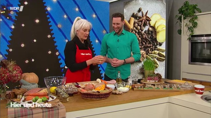 Aufnahme von Ernährungsexpertin Anja Tanas und Sven Kroll beim Kochen.