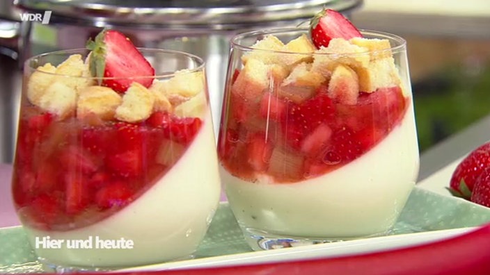 Aufnahme von Joghurt-Panna-Cotta mit Rhabarber-Erdbeerkompott.