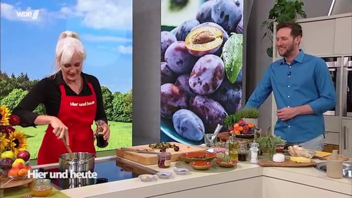 Anja Tanas bereitet Pflaumen-Chutney zu.