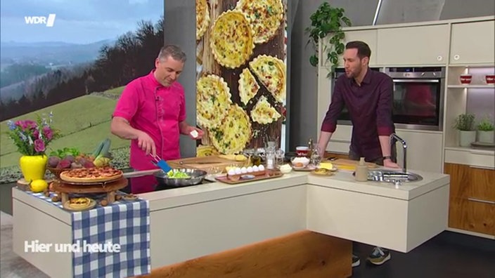 Patissier Matthias Ludwigs und Sven Kroll bereiten Mini Quiche Lorraine zu
