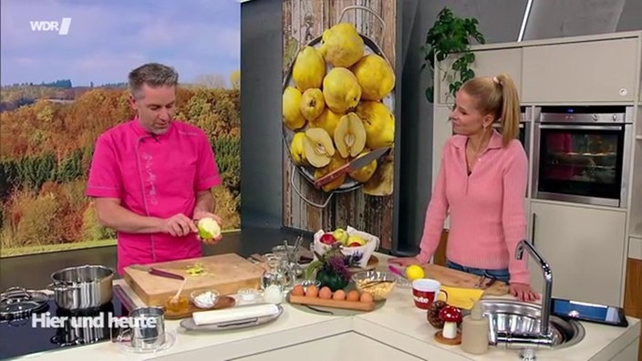 Aufnahme von Matthias Ludwigs und Sven Kroll beim Backen in der Studioküche.