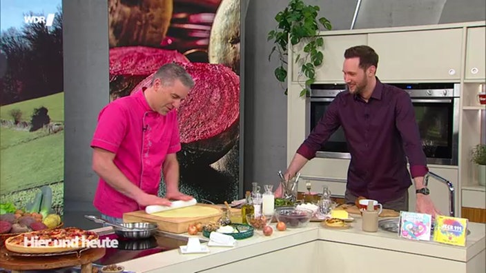 Patissier Matthias Ludwigs und Sven Kroll bereiten Rote-Bete-Quiche mit Ziegenkäse zu