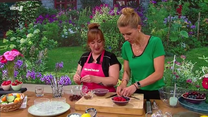 Aufnahme von Julia Floß beim Kochen.