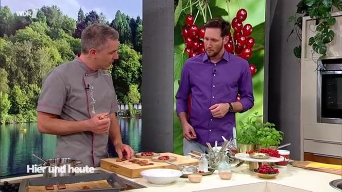 Aufnahme von Sven Kroll und Matthias Ludwigs beim Kochen.