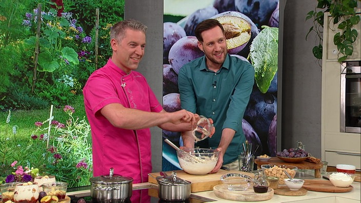 Aufnahme von Matthias Ludwigs und Sven Kroll beim Backen in der Studioküche.