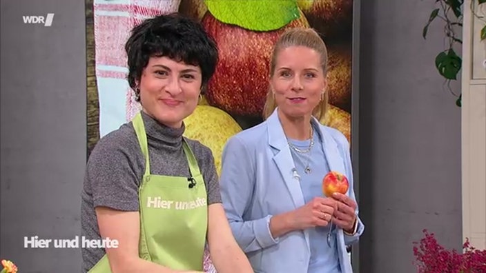 Aufnahme von Theresa Knipschild und Miriam Lange beim Backen.
