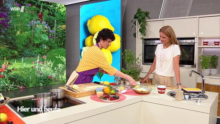 Konditormeisterin Theresa Knipschild macht geeiste Zitronentörtchen.