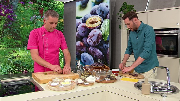 Aufnahme von Matthias Ludwigs und Sven Kroll beim Backen in der Studioküche.
