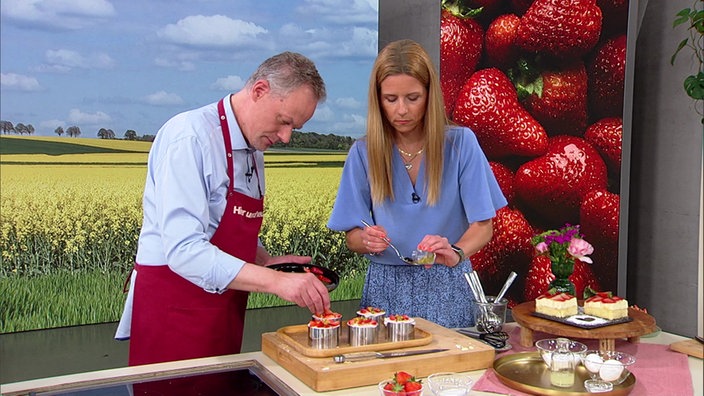 Marcel Seeger und Miriam Lange bereiten Erdbeer-Mascarpone-Törtchen zu