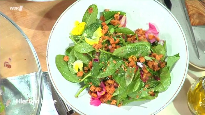 Lauwarmer Pfifferlingsalat mit Babyspinat, Speck und Senf-Vinaigrette