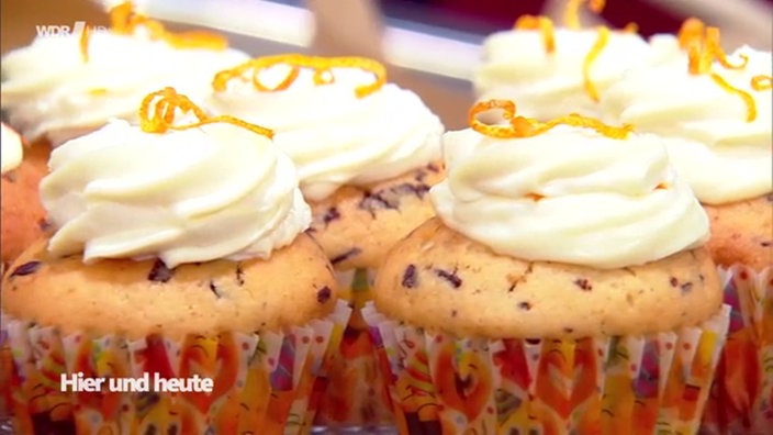 Marcel Seeger zaubert köstliche Orangenmuffins mit herber Zartbitterschokolade und spritzig-süßen Orangenstückchen.