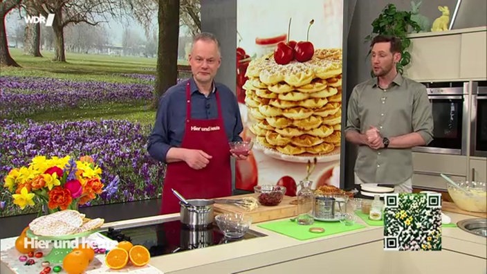 Sven Kroll und Marcel Seeger servieren klassische Waffeln nach Konditorenart