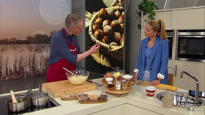Marcel Seeger steht mit Moderatorin Miriam Lange an der Küchenzeile im Hier und Heute Studio