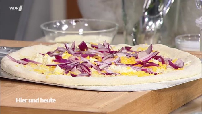 Pizza  mit roten Zwibeln und Käse