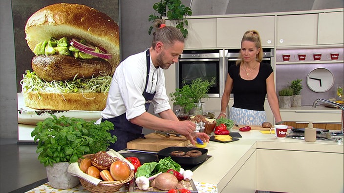 Lars Middendorf und Miriam Lange bereiten Portobello-Burger mit Chili-Mayonnaise zu