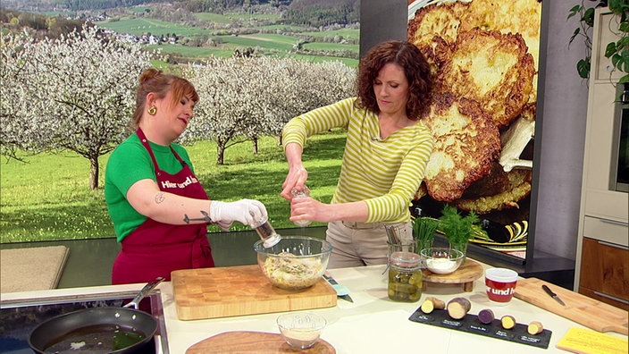 Julia Floß und Anne Willms bereiten Reibekuchen mit Gewürzgurken zu