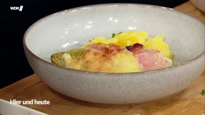 Überbackener Chicorée mit Schinken und Raclettekäse in Béchamelsoße