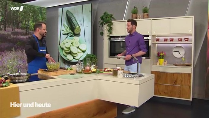 Schweinekoteletts mit Kartoffel-Gurkensalat und Frühlingsquark