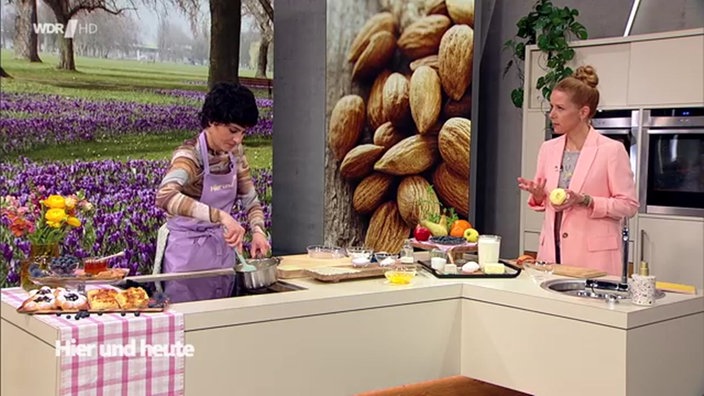 Theresa Knipschild und Miriam Lange backen