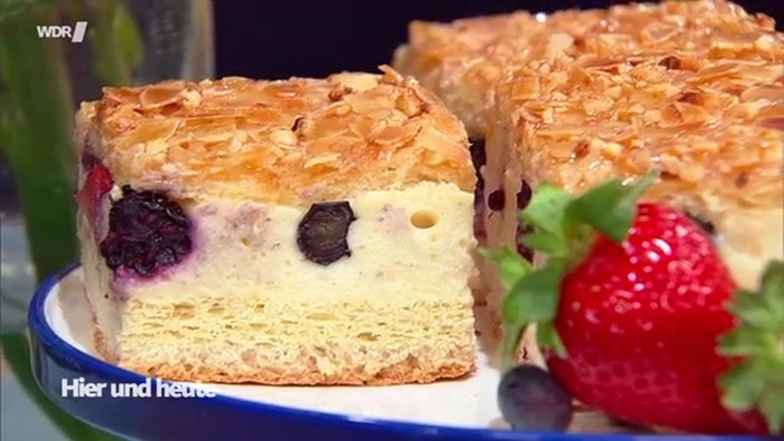 Sommerlicher Bienenstich mit Beeren