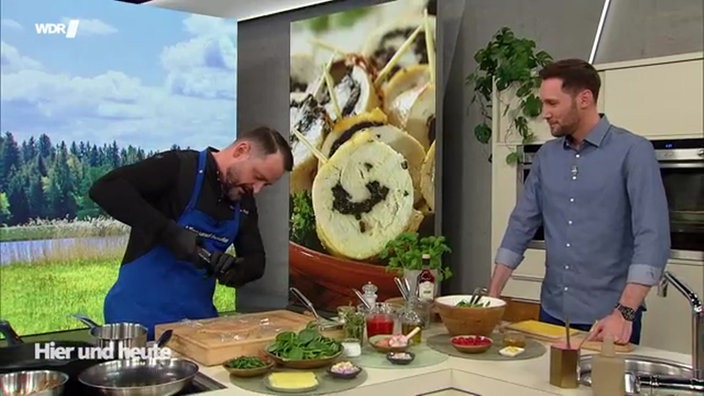 Mit Spinat gefüllte Hähnchenröllchen, Tomatensalsa und Himbeersalat