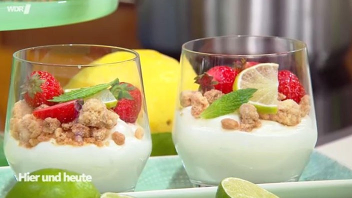 Zwei Gläser mit Joghurtmousse