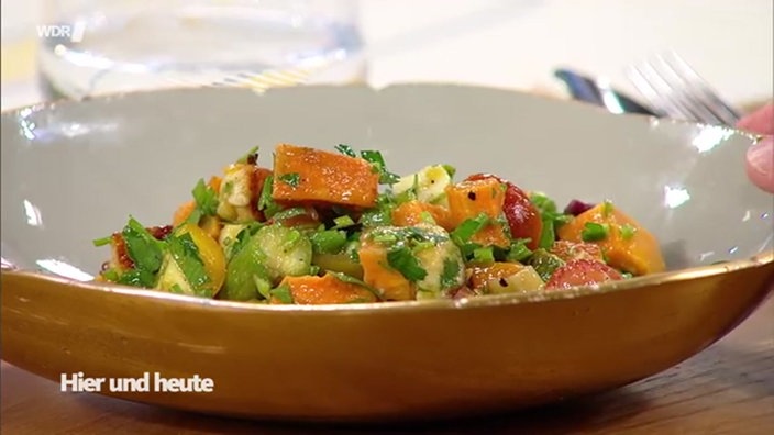 Süßkartoffel-Spargelsalat mit Avocado und Halloumi