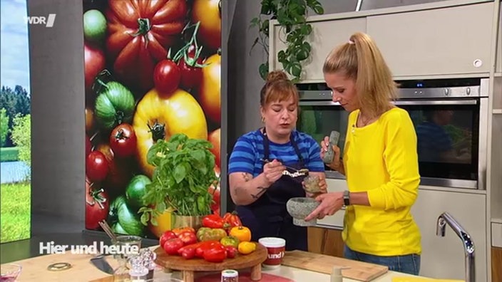 Bunter Tomatensalat mit Gewürzöl und Burrata 