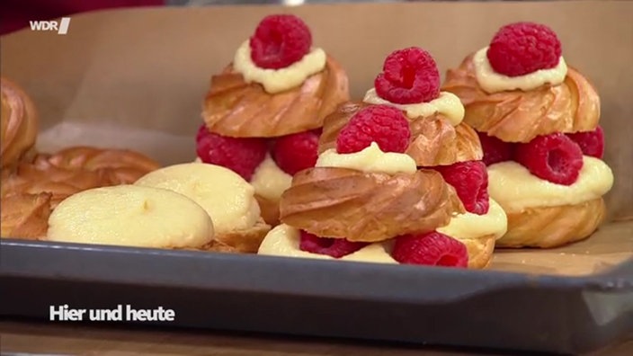 Windbeutel mit Vanillecreme und Himbeeren