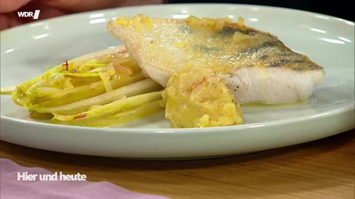 Gebratener Zander auf gedünstetem Chicorée, dazu Kartoffelstampf
