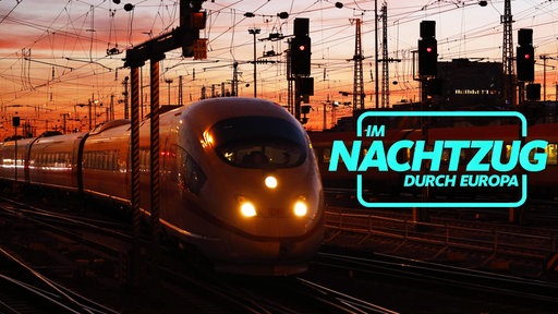 Zug bei Abenddämmerung