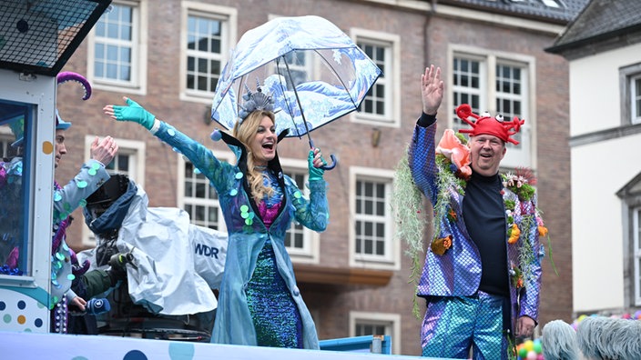 Freddie Schürheck und Stefan Kleinehr mit Regenschirm auf dem Rosenmontagszug