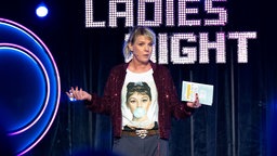 Mirja Boes steht auf der Bühne bei Ladies Night