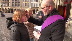Fastenzeit beginnt und Aschekreuz "to go"