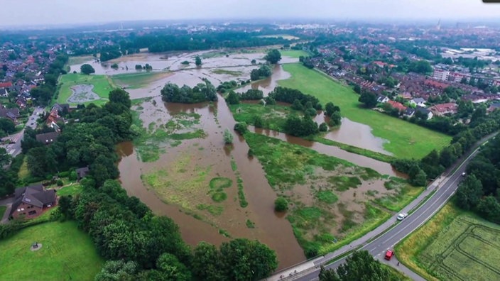 Eine überschwemmte Landschaft aus der Luft