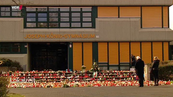 Kerzenmeer vorm Joseph-König-Gymnasium in Haltern